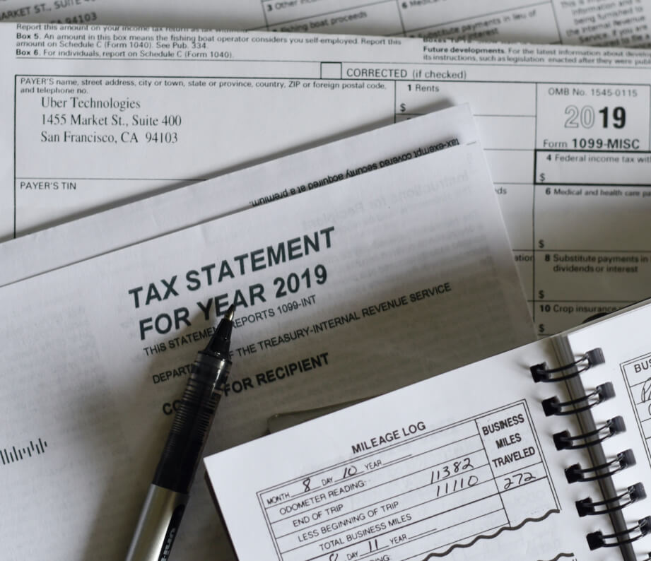 Documentos para la reclamación de impuesto de sucesiones y un bolígrafo